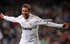 九游会j9官网：国庆远征客场，中国球迷蹲守曼城大巴，近距离邂逅瓜迪奥拉